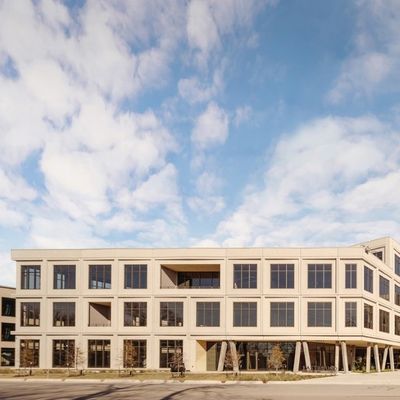 Palmo ancho a prueba de viento comercial prefabricado ISO9001 del edificio de oficinas de la estructura de acero