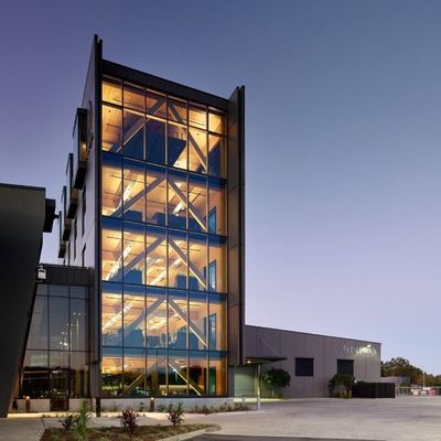El profesional prefabricó la construcción de edificios de acero experta