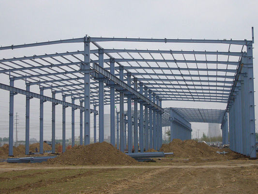 Taller de construcción prefabricada de estructuras metálicas y acero con estructura de portales y aislamiento