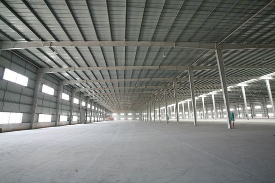Taller de construcción prefabricada de estructuras metálicas y acero con estructura de portales y aislamiento