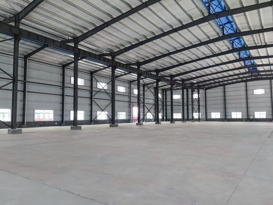 Taller de construcción prefabricada de estructuras metálicas y acero con estructura de portales y aislamiento