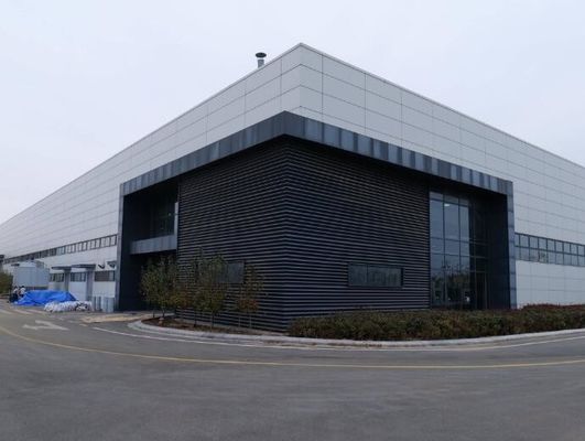 Construcción de estructuras de acero con pisos de hormigón para edificios industriales