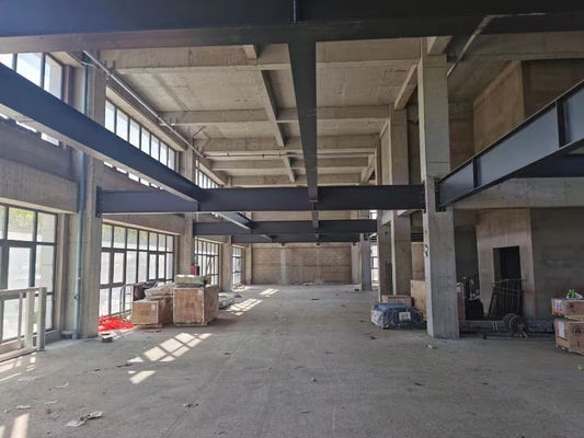 Construcción de estructuras de acero con pisos de hormigón para edificios industriales
