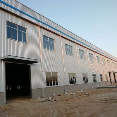 Edificio de metal de gran envergadura estructura industrial de acero diseño de almacén