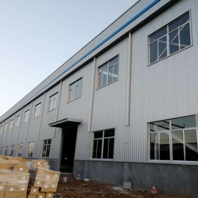 Edificio de metal de gran envergadura estructura industrial de acero diseño de almacén