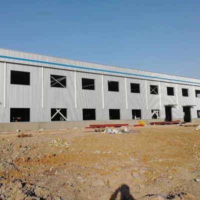 Construcción de estructura de acero industrial con marco de cables