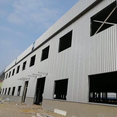 Construcción de estructura de acero industrial con marco de cables