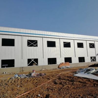 Construcción de estructura de acero industrial con marco de cables