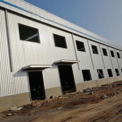 Construcción de estructura de acero industrial con marco de cables