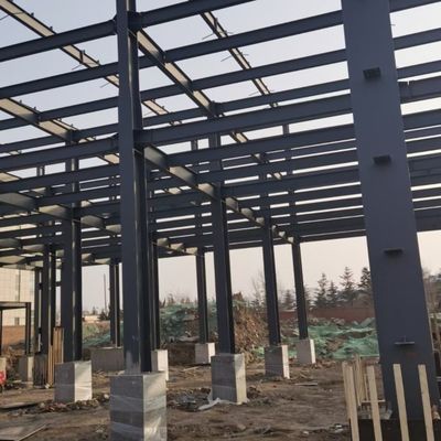 Taller de construcción de estructuras ligeras de acero de larga envergadura con vigas de grúa