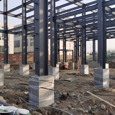 Taller de construcción de estructuras ligeras de acero de larga envergadura con vigas de grúa