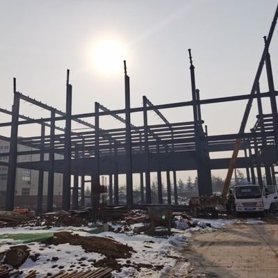 Taller de construcción de estructuras ligeras de acero de larga envergadura con vigas de grúa