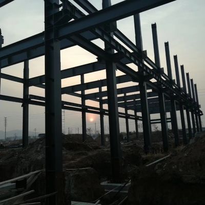 Taller de construcción de estructuras ligeras de acero de larga envergadura con vigas de grúa