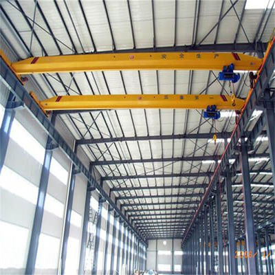 Taller de estructuras de acero de techo y pared de chapa de acero de color con purlin de sección Z
