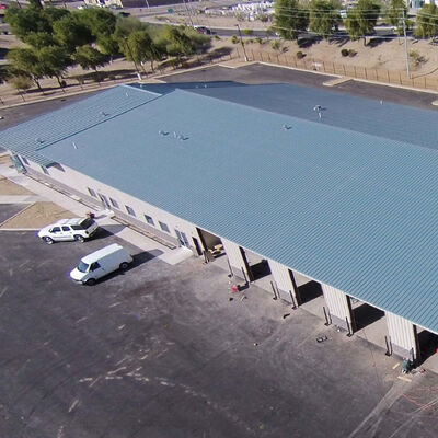 Taller de producción y procesamiento de estructuras de acero con techo inclinado.