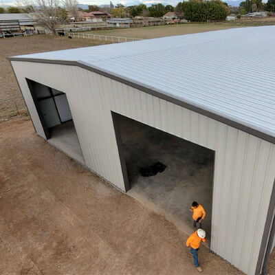 Taller de producción y procesamiento de estructuras de acero con techo inclinado.