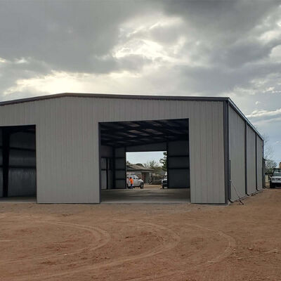 Taller de producción y procesamiento de estructuras de acero con techo inclinado.